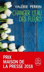 Changer l`eau des fleurs 